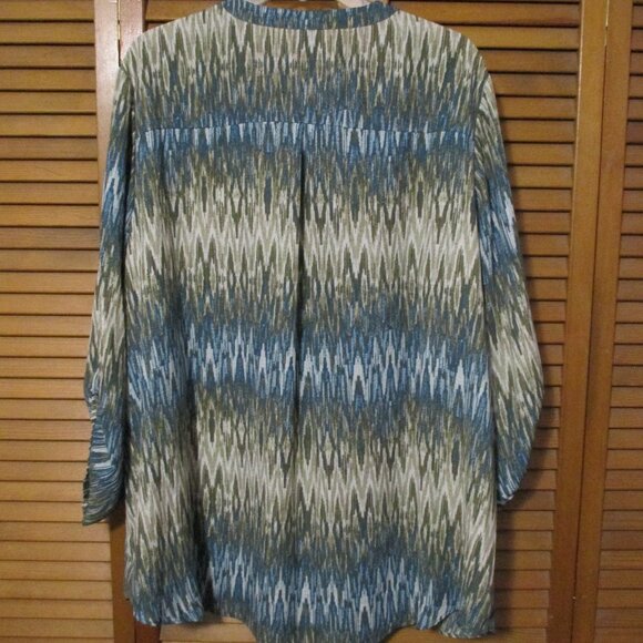 Cato top V neck with zipper lightweight 3/4 sleeve blues & greens size 22W - Picture 7 of 9